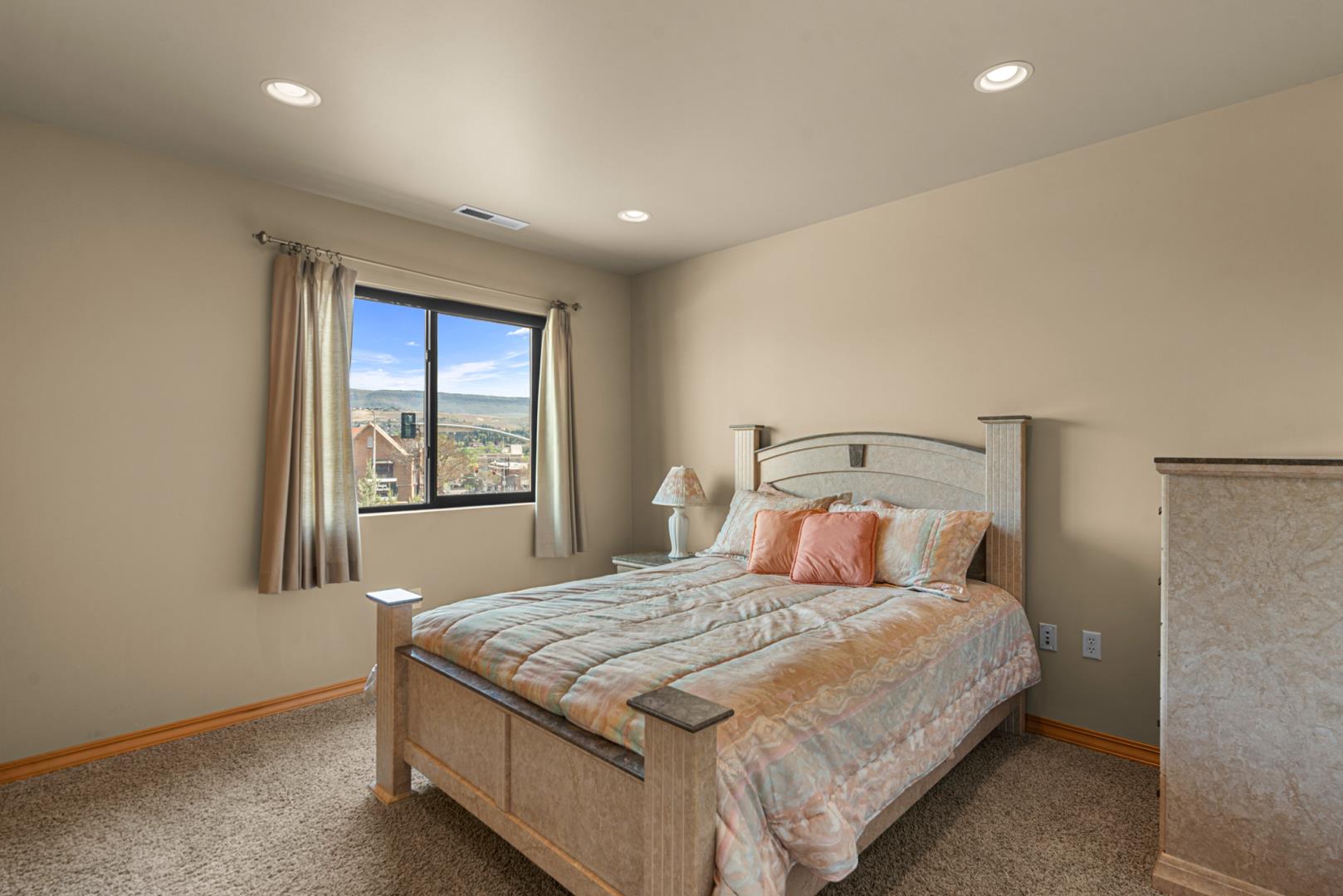 10 N Chelan Ave