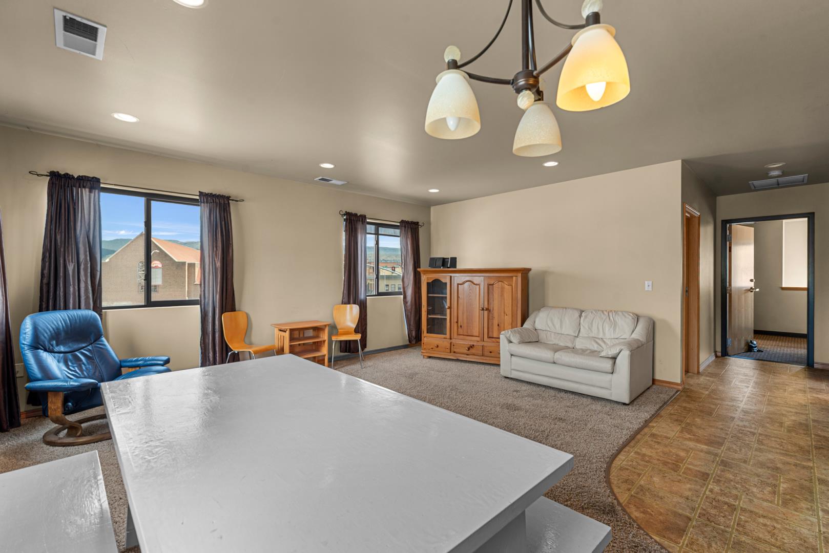 10 N Chelan Ave