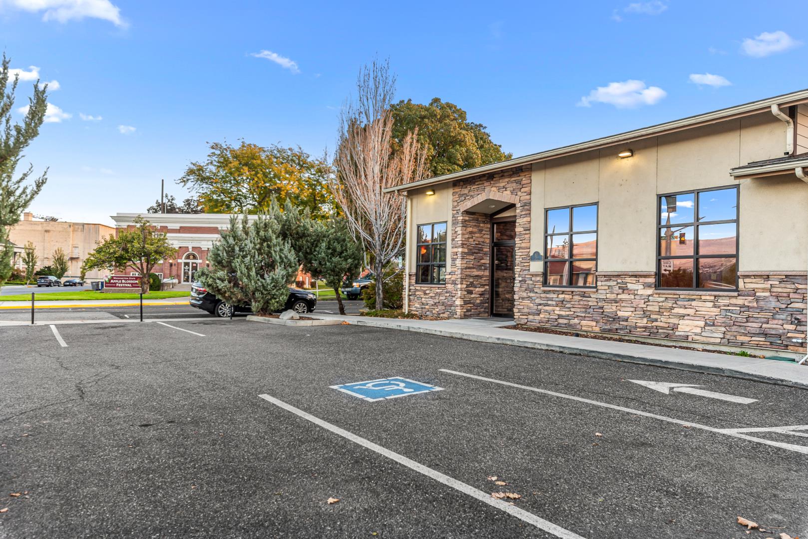 10 N Chelan Ave